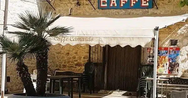 Bar chiude dopo 138 anni: scrittori e artisti si mobilitano per la riapertura